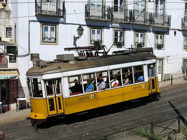 žlutá tramvaj